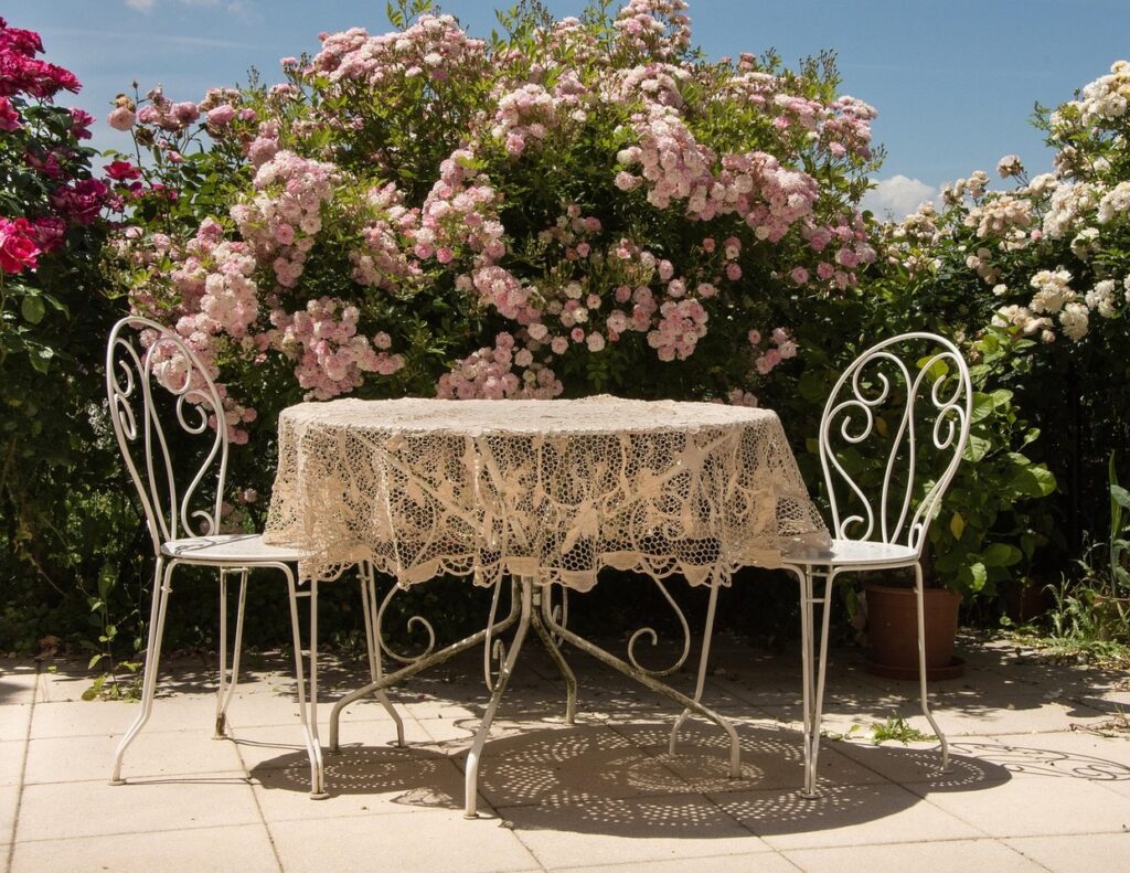 table et chaises sur une terrasse